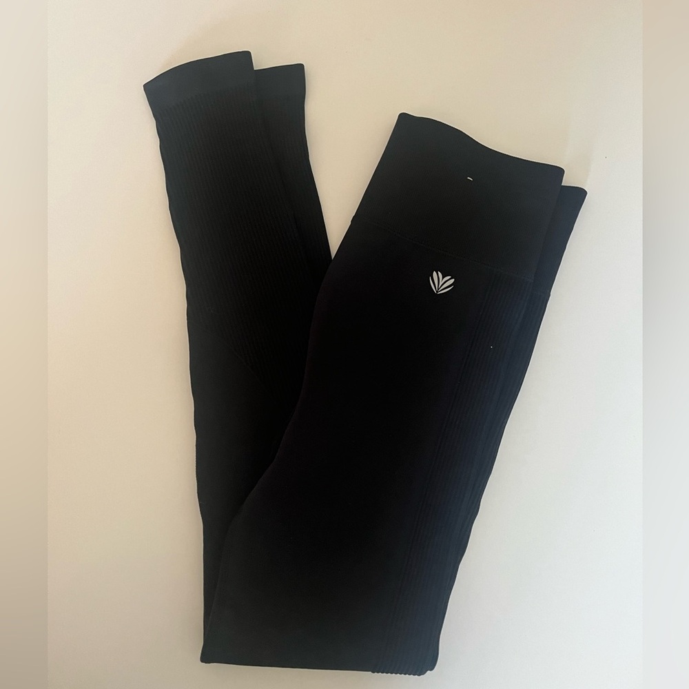 Forever 21 black leggings size small